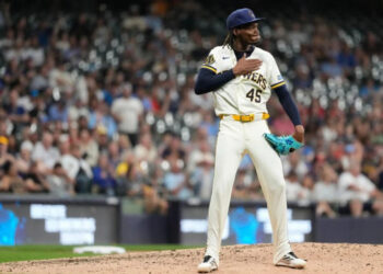 Suspenden a Abner Uribe por gesto ante Cardenales