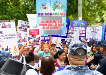 Trabajadores de salud protestan por bajos salarios
