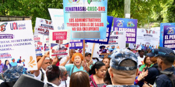 Trabajadores de salud protestan por bajos salarios