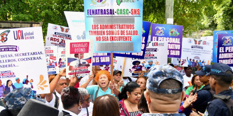 Trabajadores de salud protestan por bajos salarios