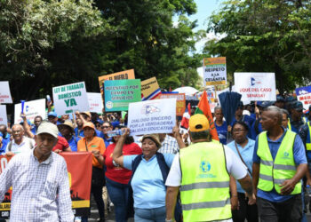 Trabajadores exigen salarios y mantener cesantía