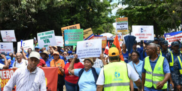 Trabajadores exigen salarios y mantener cesantía