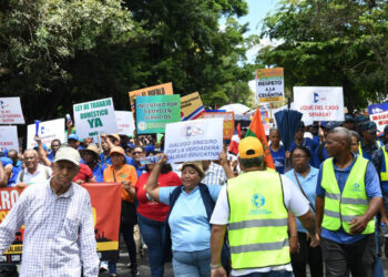 Trabajadores marchan al Palacio por salarios y costo de vida