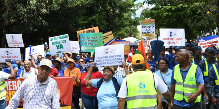 Trabajadores marchan al Palacio por salarios y costo de vida