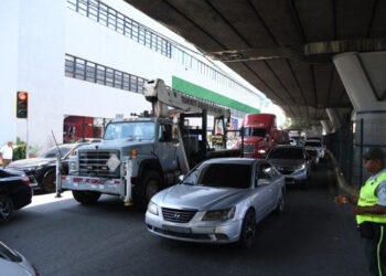 Comerciantes apoyan limitar camiones en horas pico