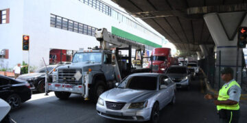 Comerciantes apoyan limitar camiones en horas pico