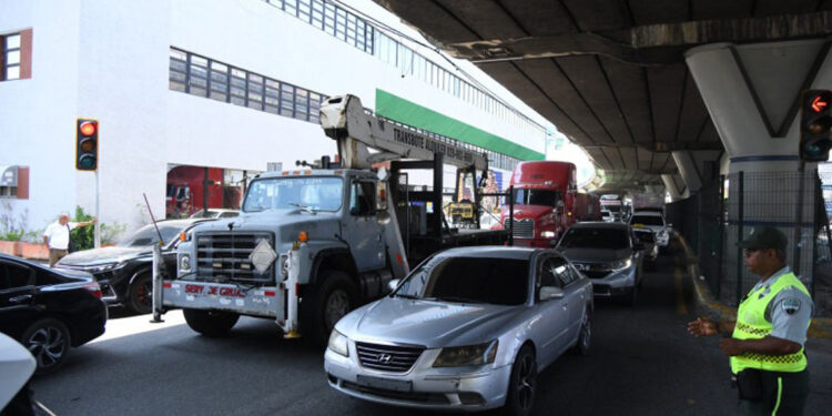 Comerciantes apoyan limitar camiones en horas pico