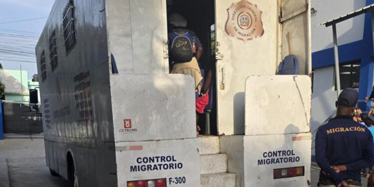 Detienen empleados de Migración por traslado de haitianos