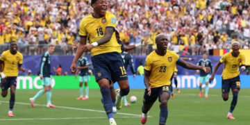 Ecuador elimina a Alemania y avanza en el Mundial