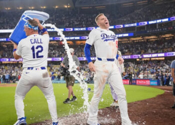 Freeman decide triunfo de Dodgers con jonrón