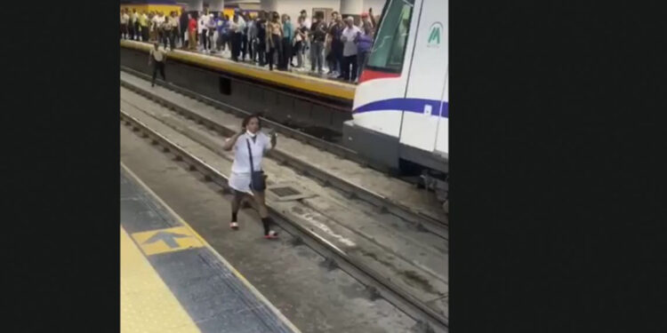 Incidente obliga a suspender servicio en línea 2 del Metro