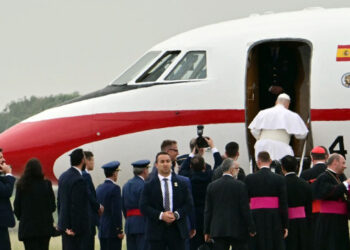 Papa regresa a Roma tras gira centrada en migración
