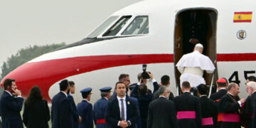 Papa regresa a Roma tras gira centrada en migración