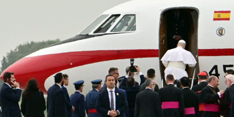Papa regresa a Roma tras gira centrada en migración