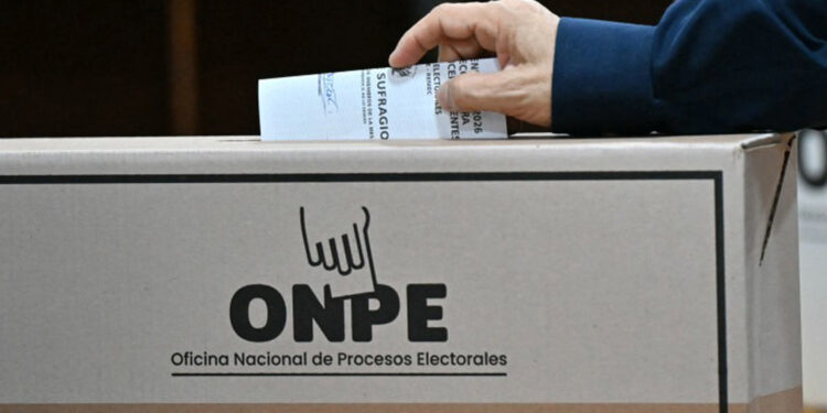 Persisten fallas electorales en votación de Perú