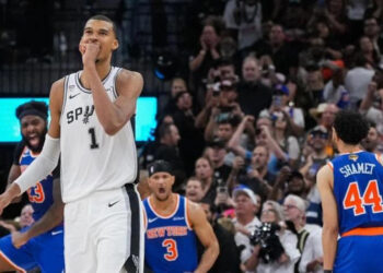 Spurs dejan escapar triunfo y quedan contra la pared