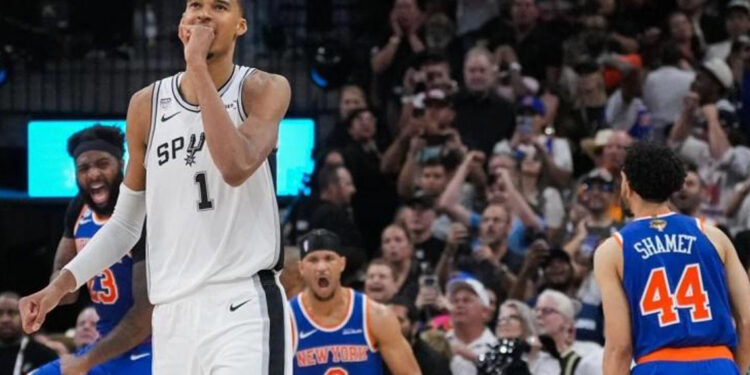 Spurs dejan escapar triunfo y quedan contra la pared