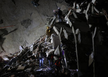 Suben a 1,430 los muertos por terremotos en Venezuela
