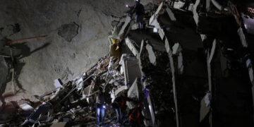 Suben a 1,430 los muertos por terremotos en Venezuela