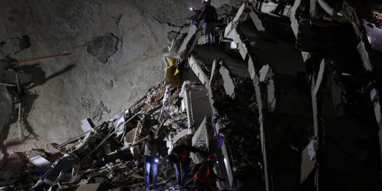 Suben a 1,430 los muertos por terremotos en Venezuela