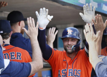 Walker impulsa triunfo de Astros con jonrón decisivo