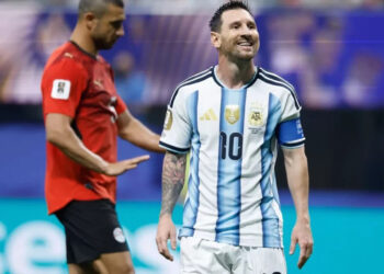 Argentina remonta ante Egipto y avanza a cuartos