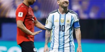 Argentina remonta ante Egipto y avanza a cuartos