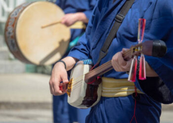 Arrestan a músico por tocar guitarra durante siete años