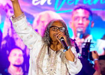 Constanza reúne a miles en concierto cristiano