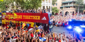 España celebra el título mundial con desfile en Madrid
