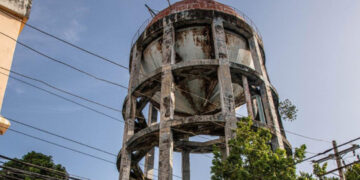 Filtraciones en tanque de Villa Juana preocupan a residentes