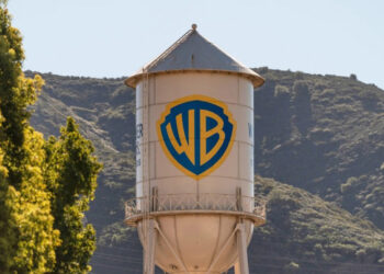 Guionistas buscan frenar compra de Warner por Paramount