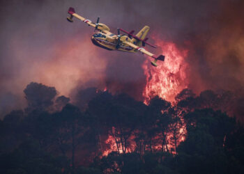 Incendios en el sur de Europa obligan a miles a evacuar