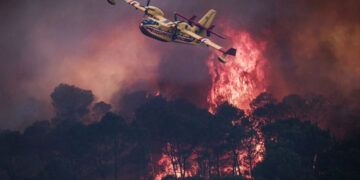 Incendios en el sur de Europa obligan a miles a evacuar