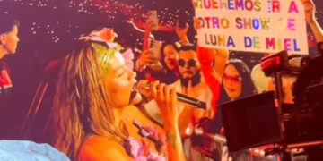 Karol G regala viaje a París a pareja durante su gira