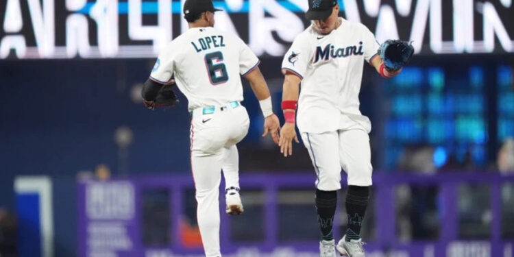 Marlins remontan ante Filis con jonrón decisivo de Conine