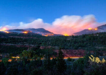Muere piloto al combatir incendio forestal en Colorado