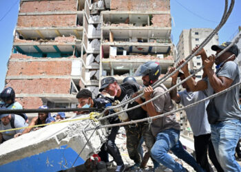 Suben a 2,645 los muertos por terremotos en Venezuela