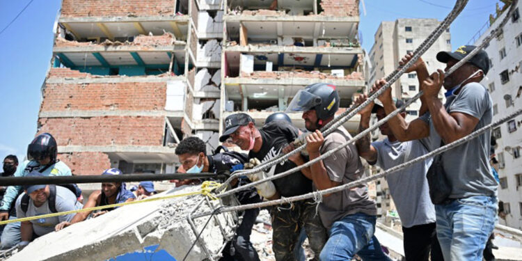Suben a 2,645 los muertos por terremotos en Venezuela