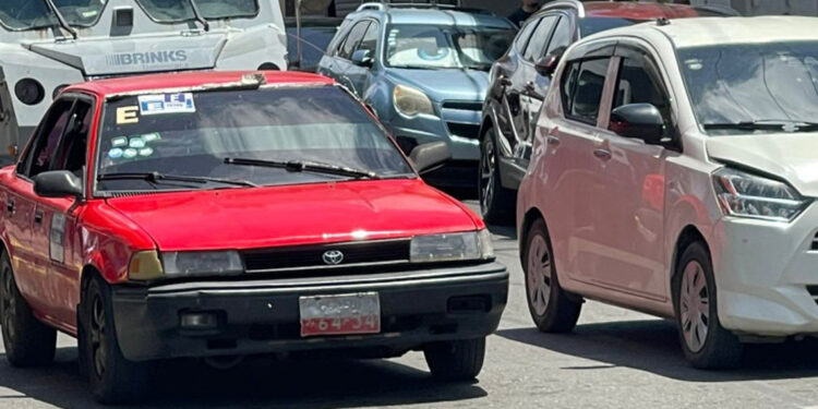 Suspenden aumento del pasaje en Santiago tras acuerdo