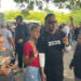 Alofoke reúne cientos de personas y busca firmas en Santiago
