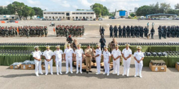 Defensa entrega nuevos equipos a Armada y Fuerza Aérea