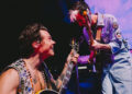 Harry Styles vive divertido momento con su guitarrista