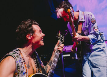 Harry Styles vive divertido momento con su guitarrista