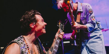 Harry Styles vive divertido momento con su guitarrista