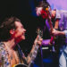 Harry Styles vive divertido momento con su guitarrista