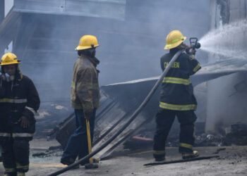 Incendio destruye plaza Oasis de La Victoria