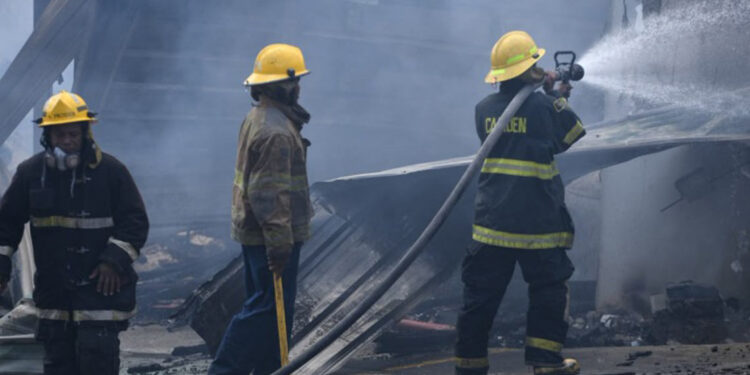 Incendio destruye plaza Oasis de La Victoria