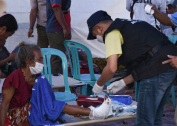 Mujer de 84 años sobrevive tres días tras sismo en Indonesia