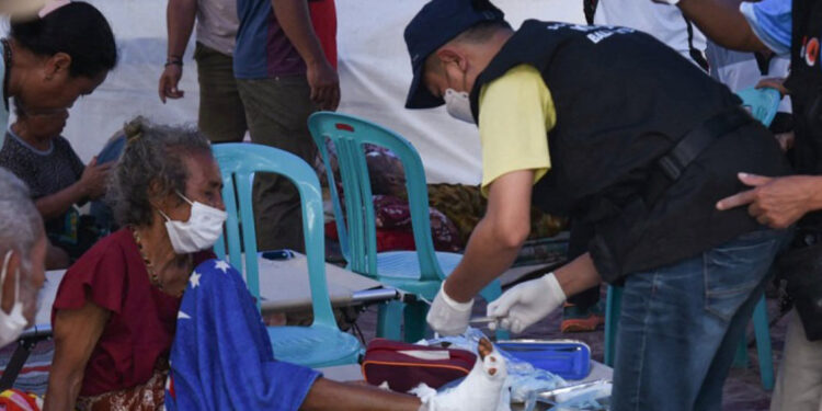 Mujer de 84 años sobrevive tres días tras sismo en Indonesia